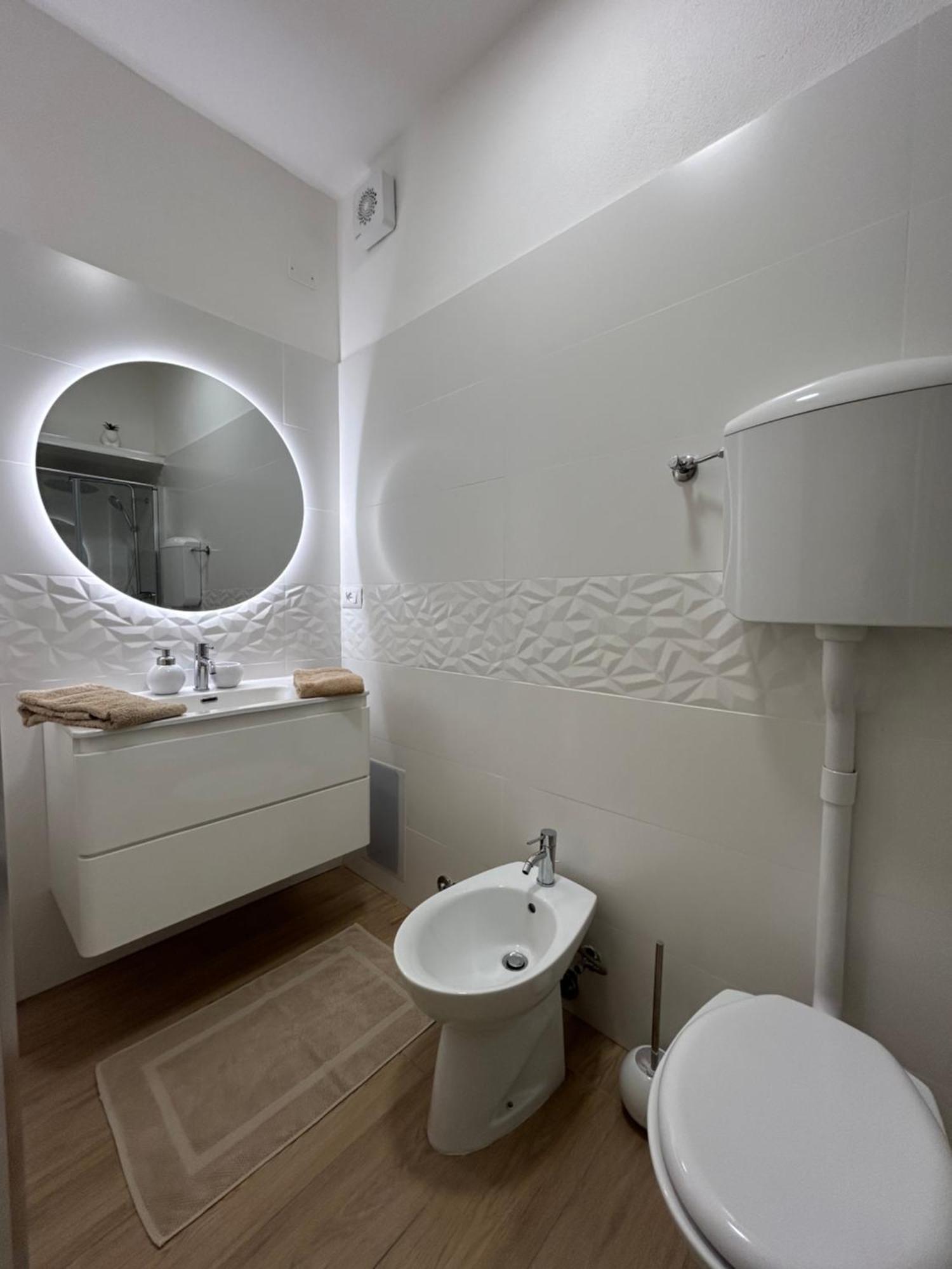 V&C Home Rental Specialist Appartamenti Fronte Lago Maggiore Germignaga ภายนอก รูปภาพ