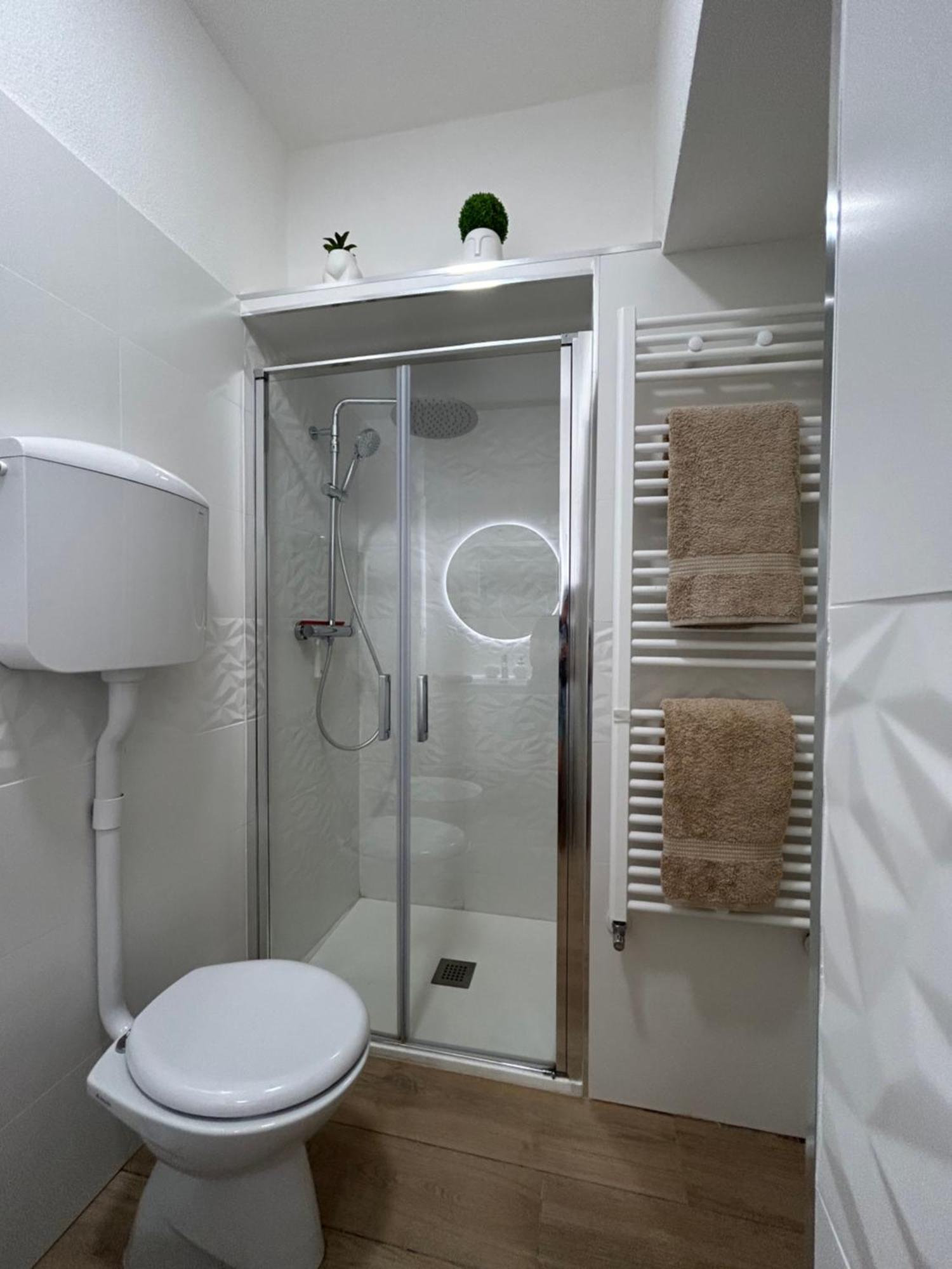 V&C Home Rental Specialist Appartamenti Fronte Lago Maggiore Germignaga ภายนอก รูปภาพ